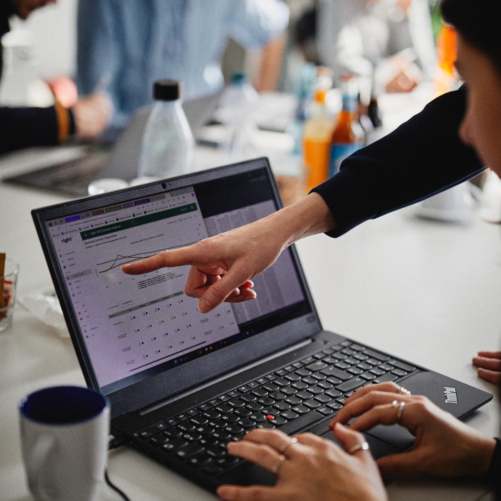 Beratungssituation am Laptop mit dem right° XDC Scenario Explorer