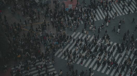 right° Newsletter Hintergrund Kreuzung Luftaufnahme einer belebten Fußgängerkreuzung mit Zebrastreifen
